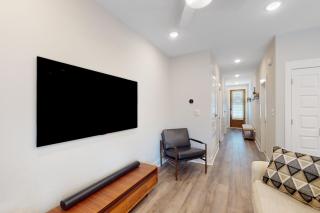 Stylish dog-friendly townhome with firepit & enclosed yard - blocks to downtown - 7