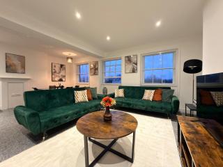 Luxury 2BR Penthouse in Cheltenham Free Parking - 0