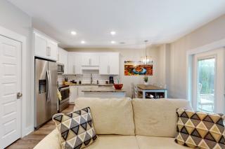 Stylish dog-friendly townhome with firepit & enclosed yard - blocks to downtown - 6