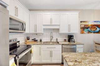 Stylish dog-friendly townhome with firepit & enclosed yard - blocks to downtown - 2