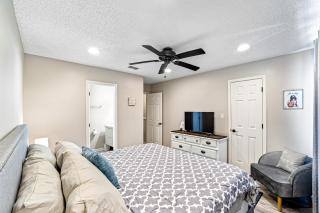 Dog-friendly townhome with private deck charming interior washer&dryer & AC - 1