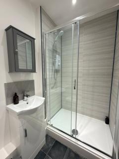 Luxury 2BR Penthouse in Cheltenham Free Parking - 3