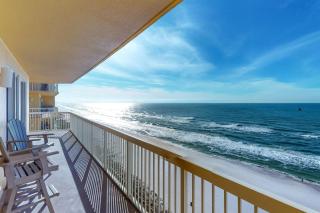 Beach-view high-rise condo with pool - central location - 8