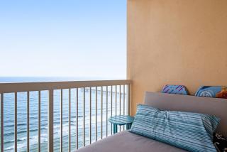 Charming Gulf-front condo with pools gym & beach access - near restaurants - 3