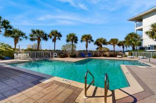 Cozy coastal condo with shared pool and easy beach access - 9
