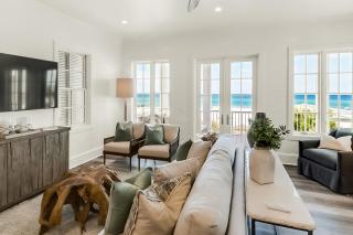 Spotless beachfront dream with views a shared pool & sports courts - 0
