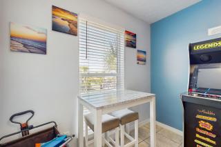 Cozy coastal condo with shared pool and easy beach access - 4