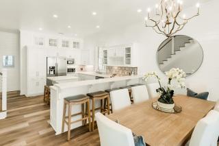 Spotless beachfront dream with views a shared pool & sports courts - 4