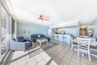 Light-filled beachfront condo with shared pool hot tub & beach access - 8