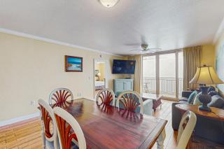 Roomy retreat on the water with private balcony shared pool & beach access - 1