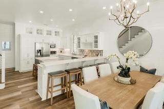 Spacious Gulf-front getaway with beach access balcony views a pool & more - 4