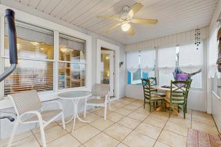 Charming home near beaches with a washer&dryer AC & outdoor entertaining - 6