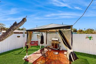 Charming home near beaches with a washer&dryer AC & outdoor entertaining - 8