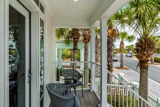Charming beachfront getaway with a pool & sports courts - Snowbird-friendly - 9