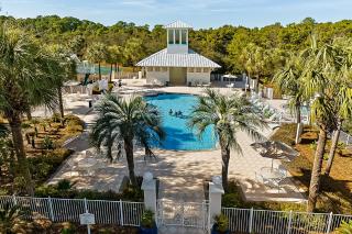 Charming beachfront getaway with a pool & sports courts - Snowbird-friendly - 8