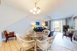 Bright retreat near the beach with pool & tennis courts - 9