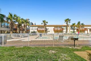 Inviting condo near the beach with patio tennis pool & W&D - 6
