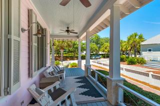 Big & beautiful Parkshore Drive home with large porch free WiFi - close to beach - 7