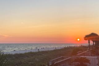 Beautiful beachfront townhome large deck and beach access - 8