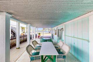 Relaxing retreat with Lake Powell views dock access 2 pools & screened patio - 9