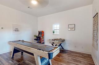 Gorgeous coastal dog-friendly home with plenty of space and close to everything - 1