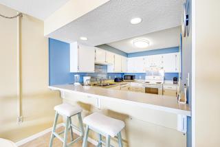 Welcoming Fourth-floor Condo with outdoor Pool & Tennis - 3