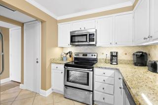 Fifth-floor oceanfront condo with fast WiFi & pool - snowbirds OK - 1