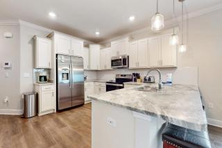 Spacious townhome dog-friendly w full kitchen & shared pool - 2