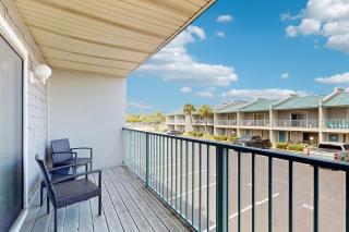 2-story townhouse with 2 balconies & patios pool access fast WiFi AC - 9