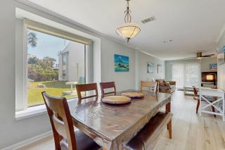 2-story townhouse with 2 balconies & patios pool access fast WiFi AC - 3