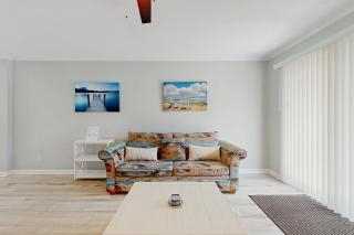 2-story townhouse with 2 balconies & patios pool access fast WiFi AC - 6