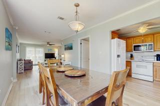 2-story townhouse with 2 balconies & patios pool access fast WiFi AC - 2