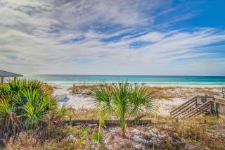 2-story townhouse with 2 balconies & patios pool access fast WiFi AC - 7