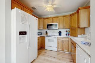 2-story townhouse with 2 balconies & patios pool access fast WiFi AC - 1