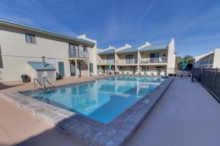 Family-friendly townhouse with shared pool partial ocean view & high-speed WiFi - 8