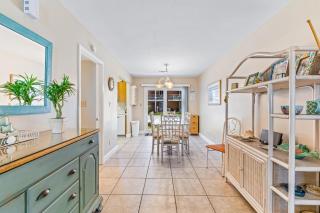 Family-friendly townhouse with shared pool partial ocean view & high-speed WiFi - 5
