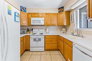 Family-friendly townhouse with shared pool partial ocean view & high-speed WiFi - 2