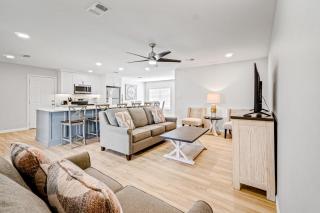 Modern home with WiFi deck washer & dryer and central AC - 1