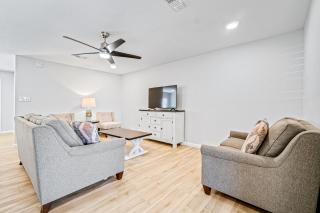 Modern home with WiFi deck washer & dryer and central AC - 2