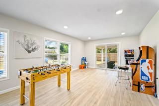 Modern home with WiFi deck washer & dryer and central AC - 9