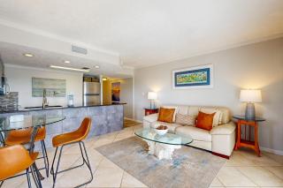 Gulf & beach-view top-floor corner condo with balcony outdoor pool - 6