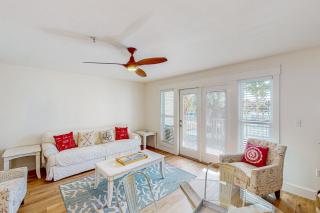 Modern beach condo with pool hot tub well-equipped kitchen balcony & W&D - 2
