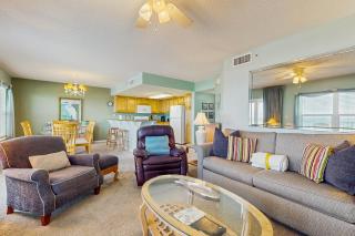 Beautiful beachfront condo with shared pool & beach access - 7