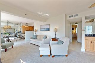 Stunning oceanfront condo with access to a shared pool and private beach entry - 6