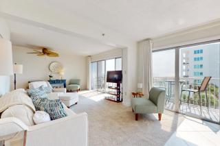Stunning oceanfront condo with access to a shared pool and private beach entry - 0