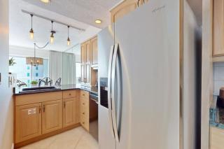 Stunning oceanfront condo with access to a shared pool and private beach entry - 2