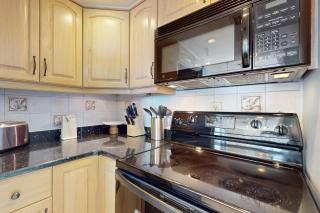 Stunning oceanfront condo with access to a shared pool and private beach entry - 1