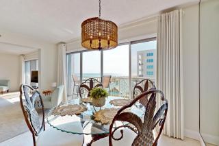Stunning oceanfront condo with access to a shared pool and private beach entry - 4