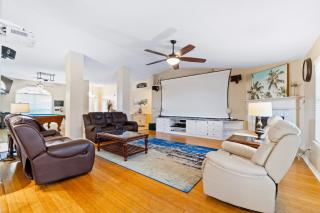 Tropic stay with large outdoor pool bikes AC & pool table - snowbird-friendly - 4