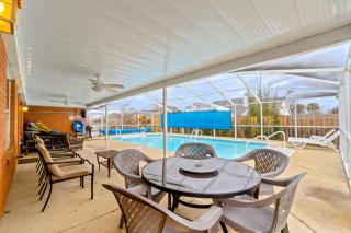 Tropic stay with large outdoor pool bikes AC & pool table - snowbird-friendly - 8